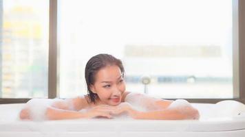 joven, mujer asiática, tomar un baño video