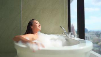 joven, mujer asiática, tomar un baño video