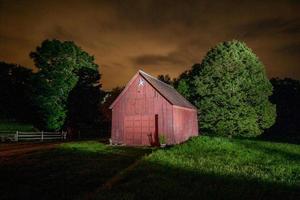 Granero pintado de luz en la noche en Vermont foto