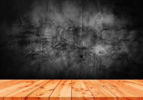 piso de madera y fondos de pared de cemento oscuro foto