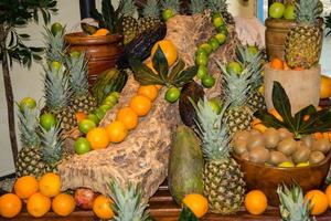 papaya y otras frutas en un mercado