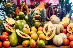 papaya y otras frutas en un mercado