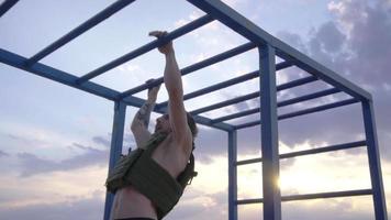 Entrenamiento joven atleta barbudo al aire libre con chaleco lastrado video