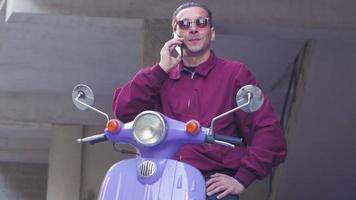 jeune homme élégant avec scooter coloré video