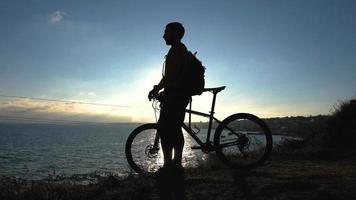 Macho joven ciclista viajar por las colinas en un día soleado de verano video