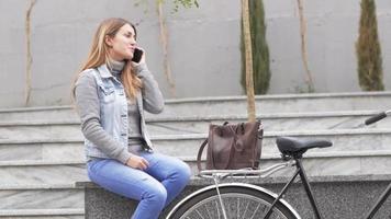 giovane donna con bicicletta retrò all'aperto video