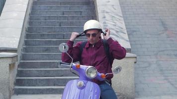 jovem homem elegante com scooter colorida video