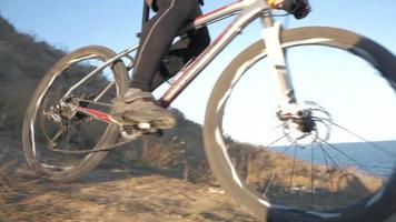 Macho joven ciclista viajar por las colinas en un día soleado de verano video