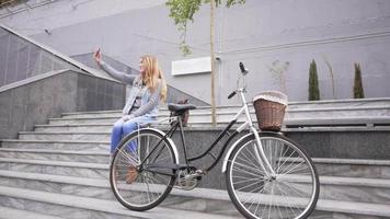 junge Frau mit Retro-Fahrrad im Freien