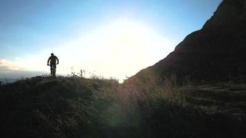 jonge mannelijke fietser reizen op de heuvels in zonnige zomerdag