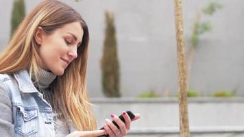 mujer joven, con, retro, bicicleta, aire libre video