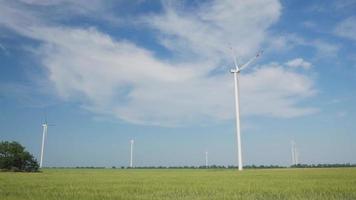 windmolens voor de productie van elektriciteit video