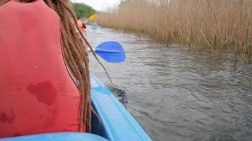 mujer joven, remar un kayak video