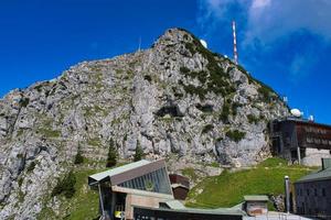 Cumbre de la montaña wendelstein en un ajetreado día turístico en verano