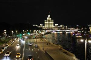 río moskva en el corazón de moscú, cerca del parque zaryadye. foto