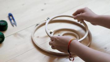 bordar cosiendo a mano de mujer. trabajo artesanal y manos femeninas. foto