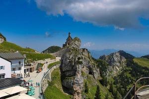 Cumbre de la montaña wendelstein en un ajetreado día turístico en verano foto