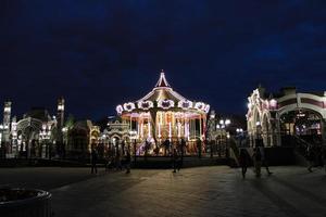 Carrusel histórico durante la noche en una feria de diversiones en Moscú, Rusia foto