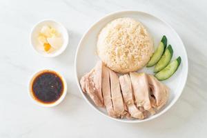 arroz con pollo hainanés o arroz al vapor con sopa de pollo foto