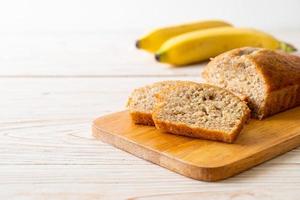 pan de plátano casero en rodajas foto