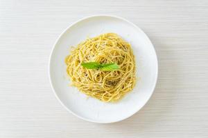 Pesto spaghetti pasta - vegetarian food photo