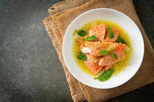 Ensalada De Mariscos Picantes Crudos De Salmón Fresco foto