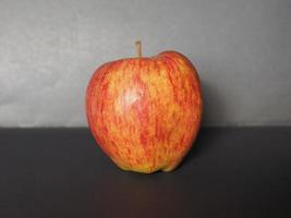 manzana roja sobre fondo oscuro foto