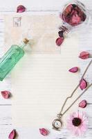 pétalos de flores carta botella de vidrio transparente reloj de bolsillo foto