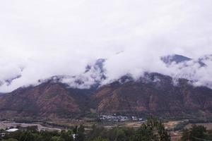 montaña de día nublado en la provincia de yunnan, china foto