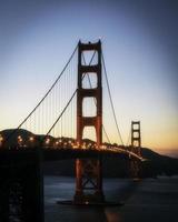 puente golden gate durante la puesta de sol foto