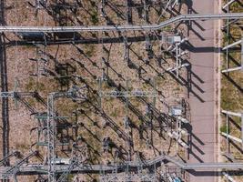 Vista aérea de una subestación eléctrica de alta tensión. foto