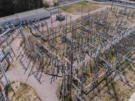 Vista aérea de una subestación eléctrica de alta tensión. foto