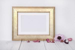marco dorado con flor foto