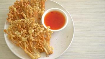 funghi enoki fritti con salsa di immersione video