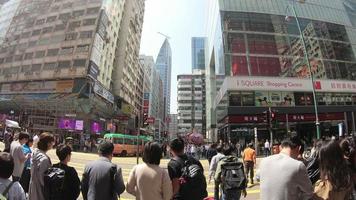 timelapse marchant avec des gens bondés à tsim sha tsui, hong kong video