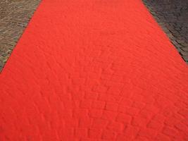 alfombra roja en blanco foto