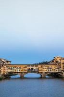 puesta de sol en ponte vecchio - puente viejo - en florencia, italia. foto