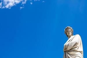 estatua de dante alighieri en florencia, región toscana, italia, foto