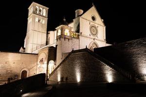 Basílica de Asís por la noche, región de Umbría, Italia. foto