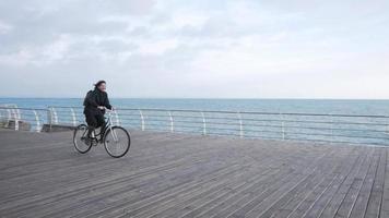 junge stilvolle Hipster-Frau posiert mit Retro-Fahrrad video