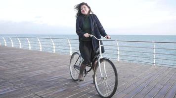 Jeune femme hipster stilysh posant avec vélo rétro video