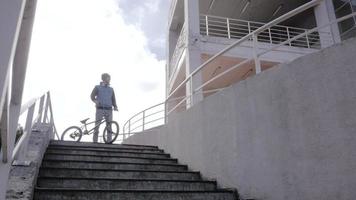 jovem macho anda de bicicleta bmx na cidade video