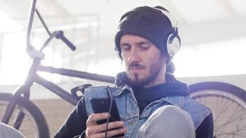 Jeune homme en vélo bmx dans la ville video