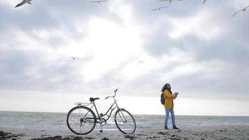 jovem stilysh hipster fêmea posando com bicicleta retrô video