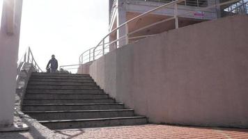 Macho joven paseo en bicicleta bmx en la ciudad video