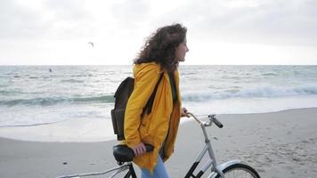jonge stilysh hipster vrouw poseren met retro fiets video