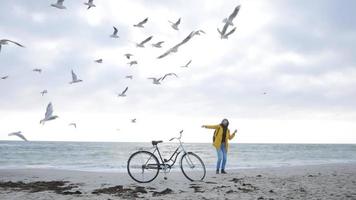 jovem stilysh hipster fêmea posando com bicicleta retrô video