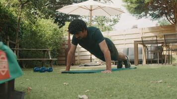 man doet push-ups in de tuin video