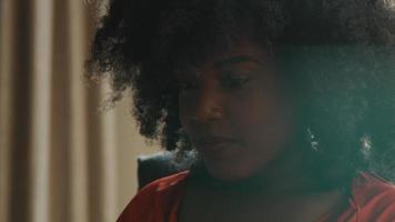 close-up van een vrouw met ogen gericht op het scherm video