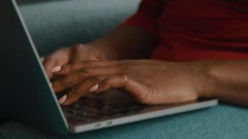 close-up de mulher digitando no laptop